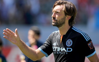 升博电竞独家-C罗赛后与对方小将交换球衣